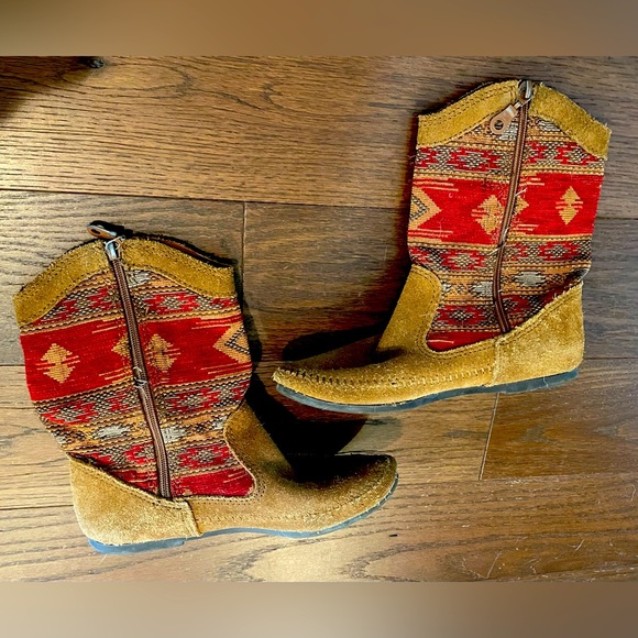 Minnetonka suede patterned short boots SIZE 7 - Picture 2 of 6